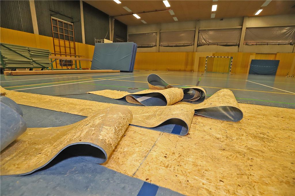 Halle 1 soll im Herbst wieder nutzbar werden In den Hellwegsporthallen mussten die Böden entfernt werden. Aus einem Heizungsleck war Wasser hineingelaufen.