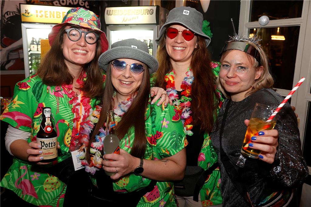 Frauen in Melonenhemden und mit bunten Herzbrillen.