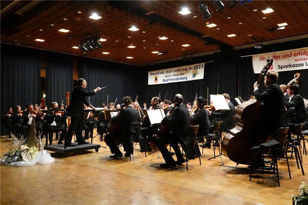 Silvesterkonzert der Neuen Philharmonie Westfalen In der Aula der Gesamtschule Fröndenberg entstand beim Konzert eine besondere Atmosphäre.