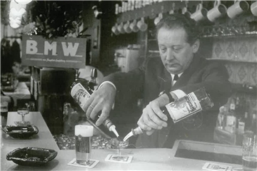 In der Bachmannstube standen die Gäste am acht Meter langen Tresen, um Bier und BMW – Bachmann mit Weinbrand – zu trinken.