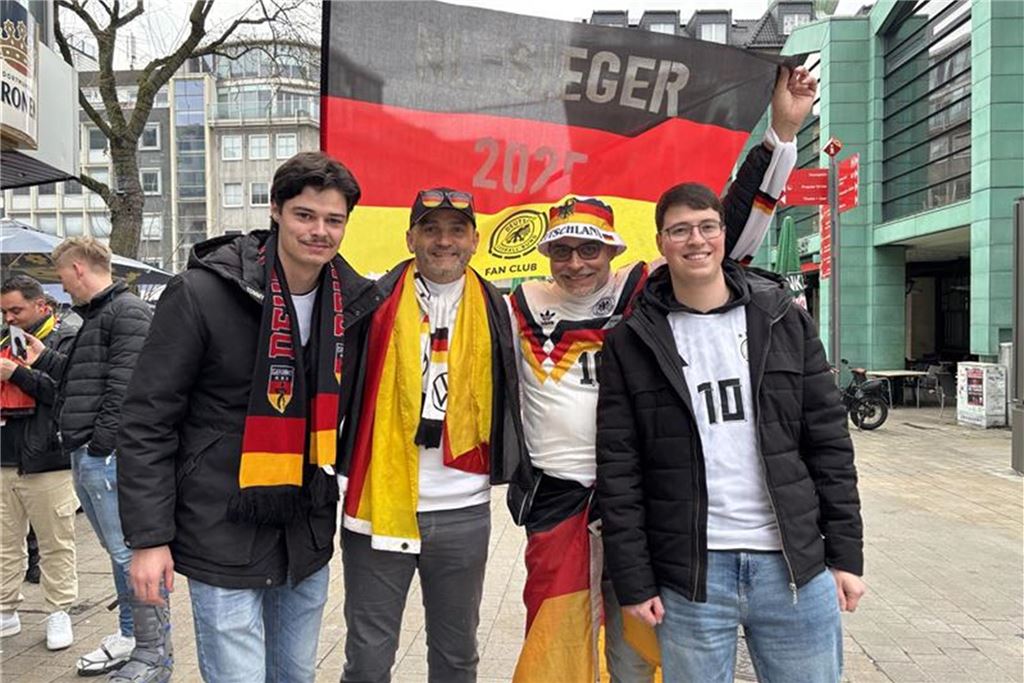 In der City stimmen sich Fans auf das Viertelfinale Deutschland-Italien ein.