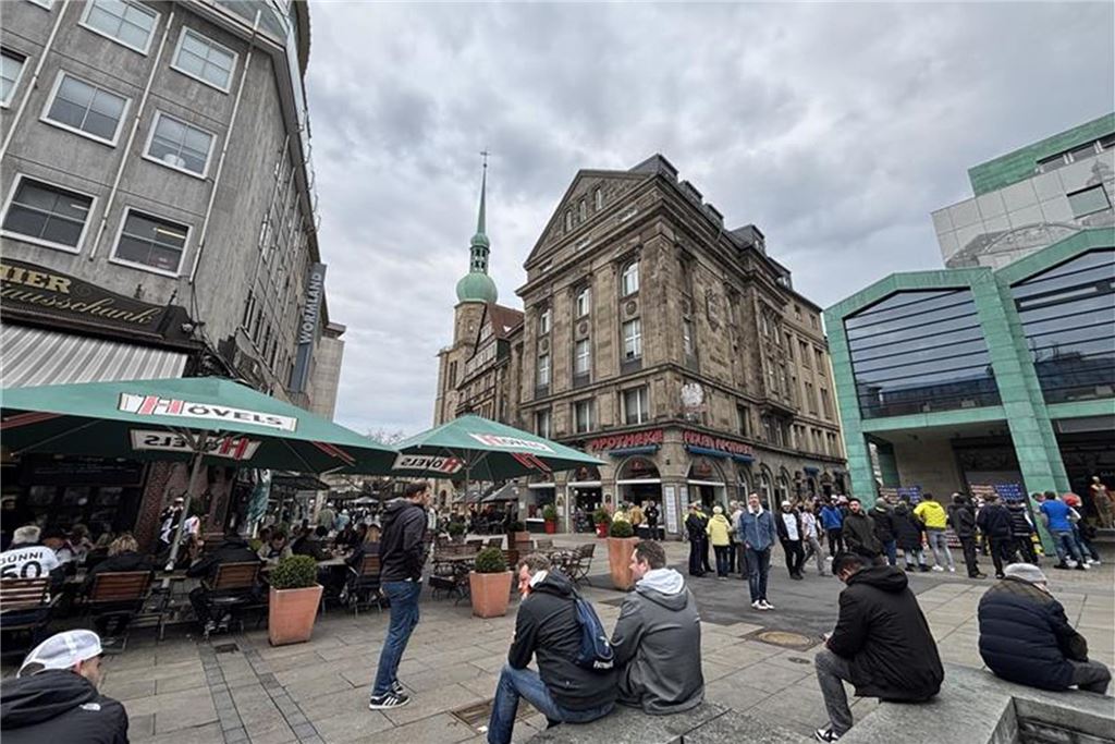 In der City stimmen sich Fans auf das Viertelfinale Deutschland-Italien ein.