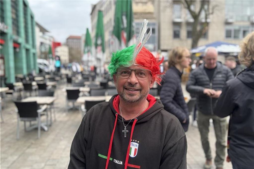 In der City stimmen sich Fans auf das Viertelfinale Deutschland-Italien ein.