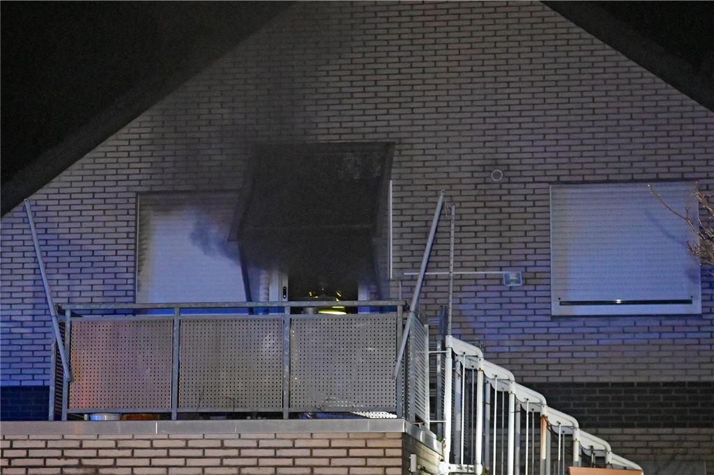 Wohnungsbrand in Dorsten: Feuerwehr mit Großaufgebot vor Ort Schwarzer Rauch dringt aus dem Haus in Dorsten-Wulfen, in dem bei einem Brand ein Mann ums Leben kam.