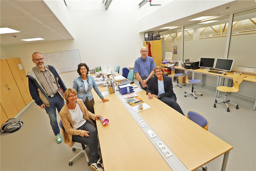 Über 180 Anmeldungen: Gesamtschule bei Fünftklässlern besonders beliebt Stefan Neuhaus, Verena Verspohl, Sabine Bensmann-Wagner, Ole Strathoff und Bürgermeisterin Sabina Müller in einem der vielen neuen Lehrerzimmer, die in den Clustern entstanden sind.