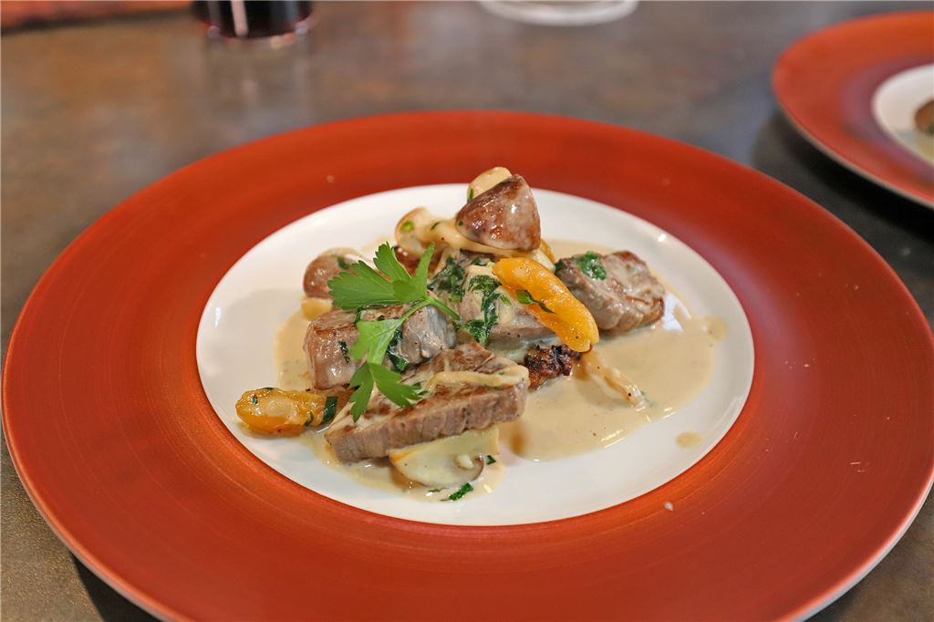 Essen à la Carte: Kochlounge auf Hof Sümmermann erweitert Angebot In der Kochlounge kommen Gäste auf ihre Kosten. Bei den Restaurant-Abenden gibt es saisonale Gerichte mit Produkten aus der Region.