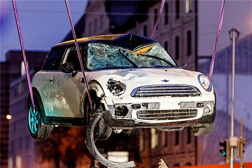 Mutmaßlicher Anschlag in München: Söder: „Deutschland braucht einen Afghanistan-Sofortplan“ Ein komplett demolierter Mini-Cooper wird in München auf einen Abschleppwagen gehoben. Dieser war zuvor in eine Menschenmenge gefahren.