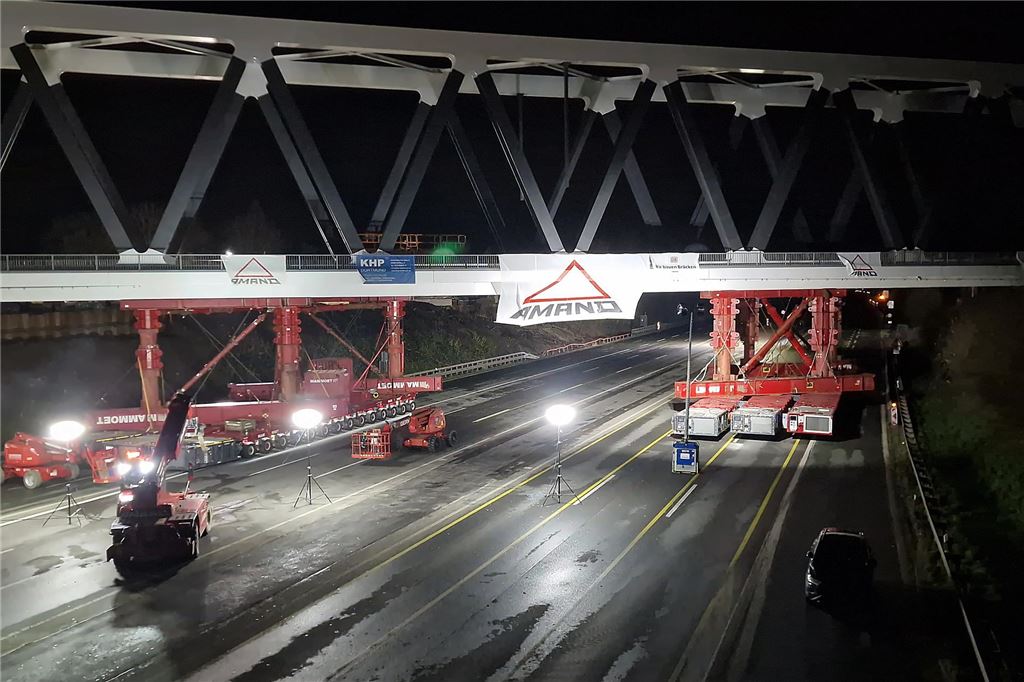 DB-Brücke über der A1 bei Unna wird in ihre finale Position gebracht.