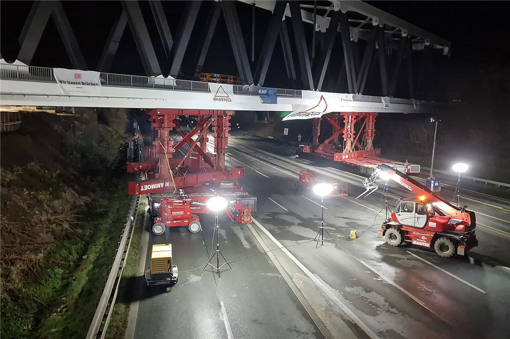 DB-Brücke über der A1 bei Unna wird in ihre finale Position gebracht.