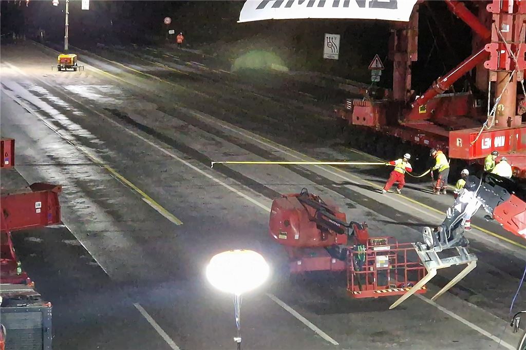 DB-Brücke über der A1 bei Unna wird in ihre finale Position gebracht.