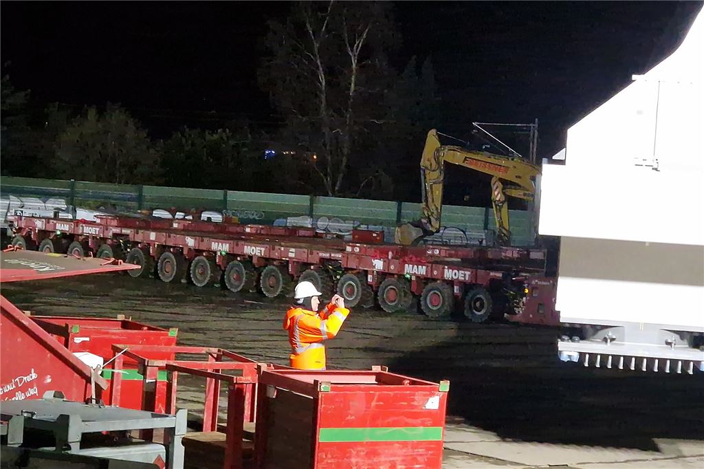 DB-Brücke über der A1 bei Unna wird in ihre finale Position gebracht.