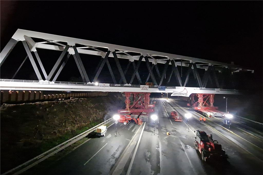 DB-Brücke über der A1 bei Unna wird in ihre finale Position gebracht.