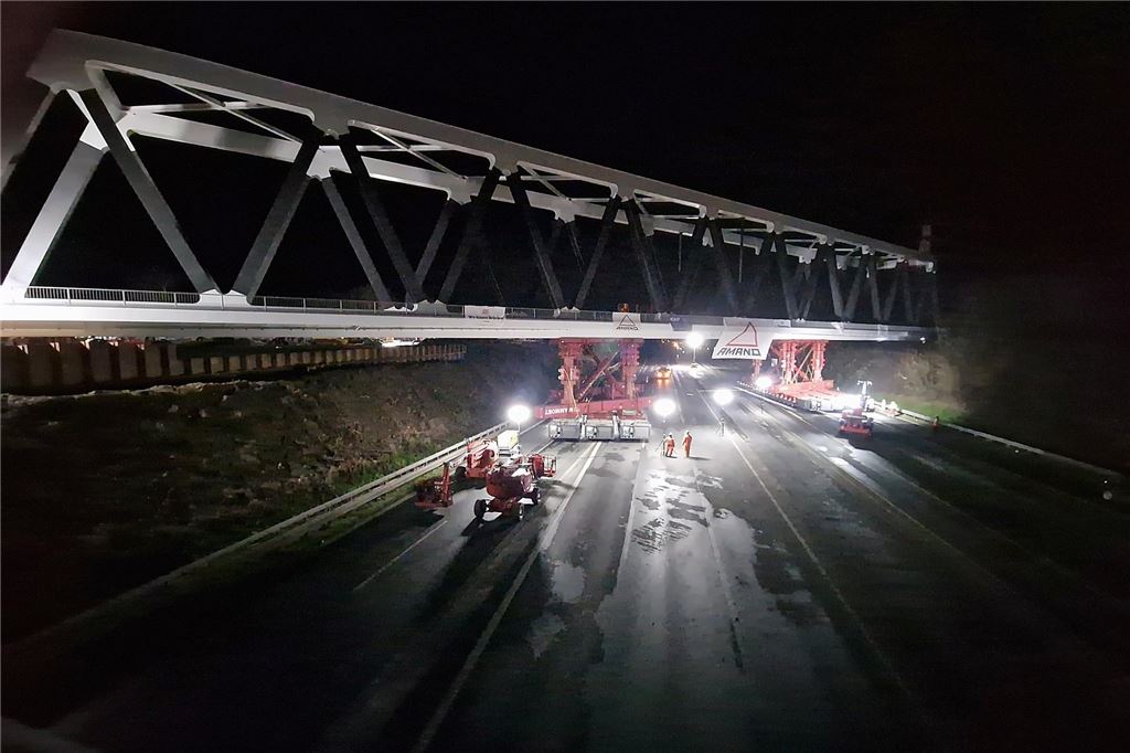 DB-Brücke über der A1 bei Unna wird in ihre finale Position gebracht.