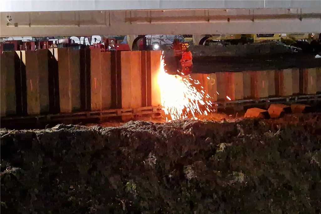 DB-Brücke über der A1 bei Unna wird in ihre finale Position gebracht.