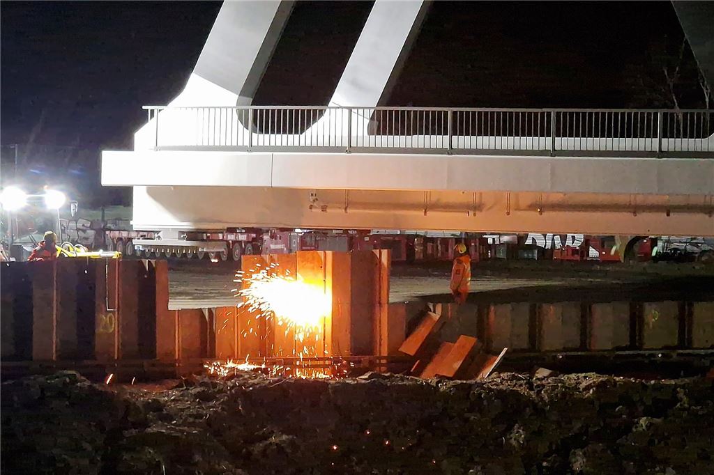 DB-Brücke über der A1 bei Unna wird in ihre finale Position gebracht.