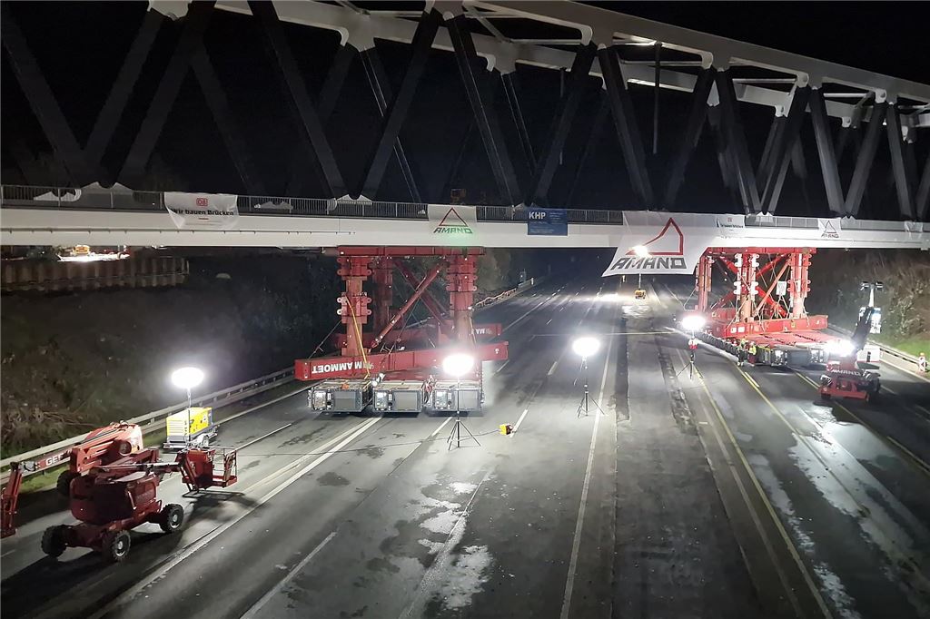 DB-Brücke über der A1 bei Unna wird in ihre finale Position gebracht.