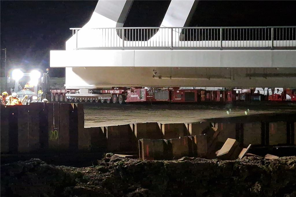 DB-Brücke über der A1 bei Unna wird in ihre finale Position gebracht.