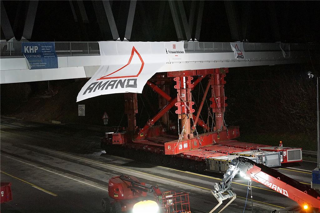 DB-Brücke über der A1 bei Unna wird in ihre finale Position gebracht.