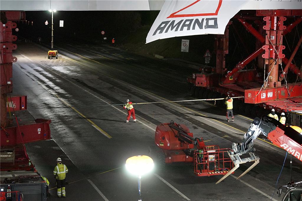DB-Brücke über der A1 bei Unna wird in ihre finale Position gebracht.