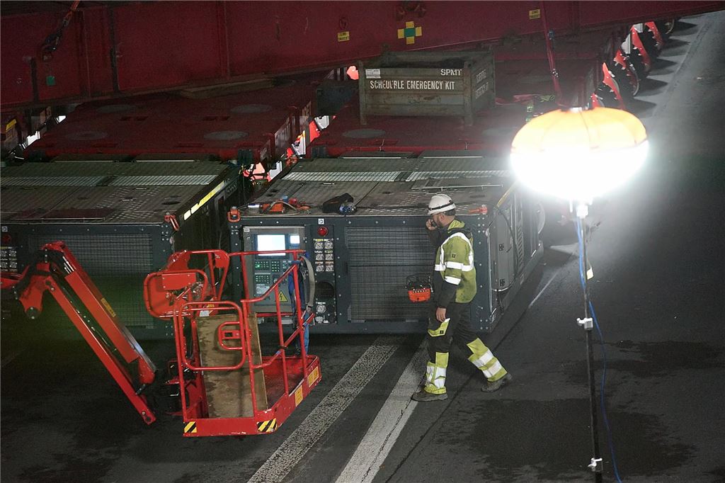 DB-Brücke über der A1 bei Unna wird in ihre finale Position gebracht.