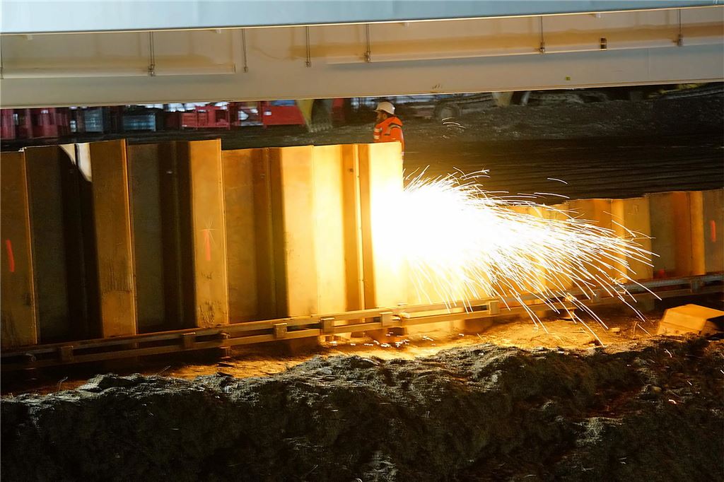 DB-Brücke über der A1 bei Unna wird in ihre finale Position gebracht.