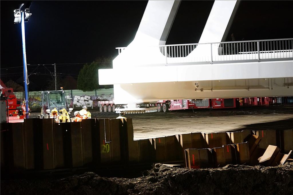 DB-Brücke über der A1 bei Unna wird in ihre finale Position gebracht.