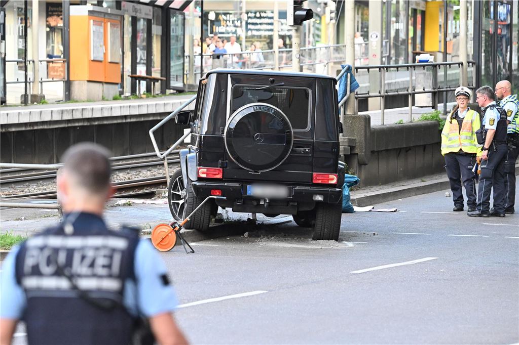 Auto fährt in Menschenmenge in Stuttgart: Mehrere Verletzte - Fahrer festgenommen Heckansicht des Geländewagens.