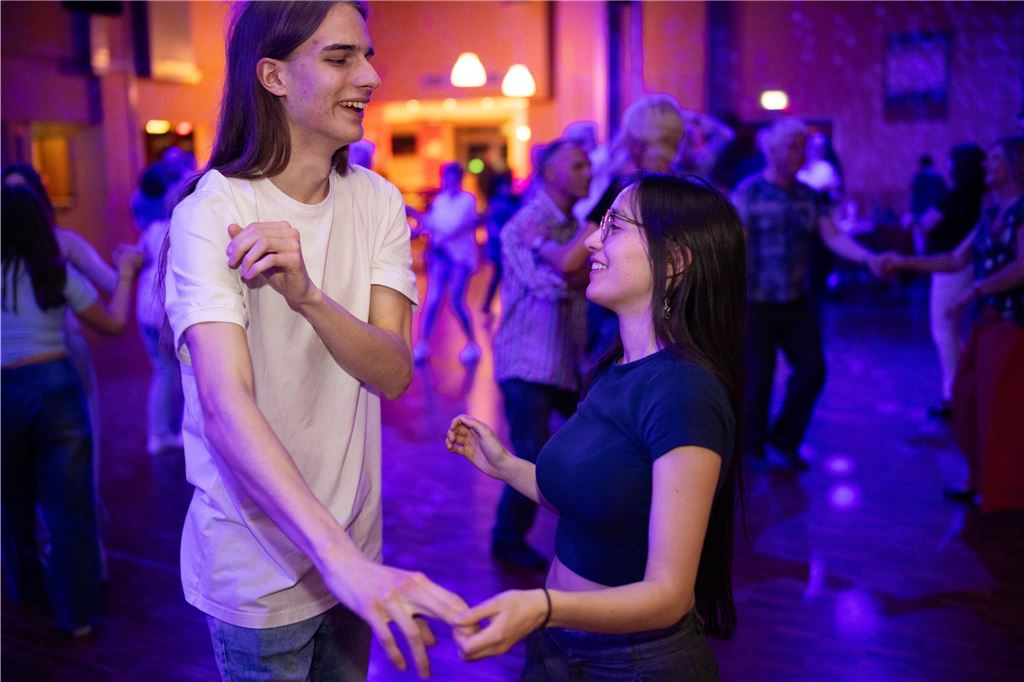 Ein Tanzpaar tanzt auf der Tanzfläche bei der Tanzparty der Tanzschule Kochtokrax.
