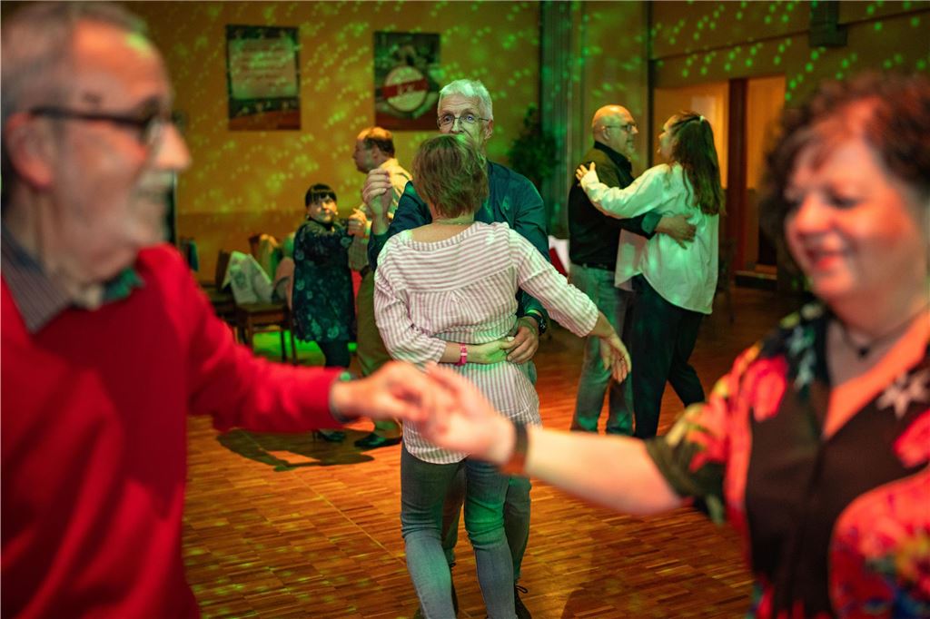 Ein Tanzpaar tanzt auf der Tanzfläche bei der Tanzparty der Tanzschule Kochtokrax.