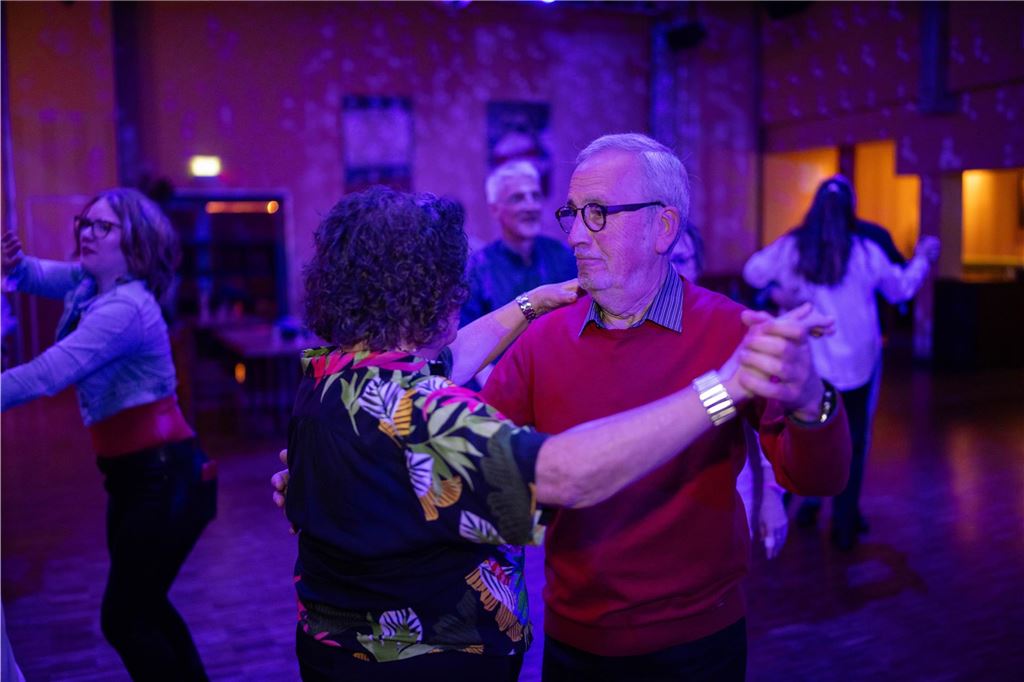 Ein Tanzpaar tanzt auf der Tanzfläche bei der Tanzparty der Tanzschule Kochtokrax.