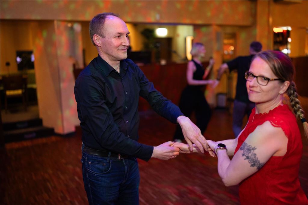 Ein Tanzpaar tanzt auf der Tanzfläche bei der Tanzparty der Tanzschule Kochtokrax.