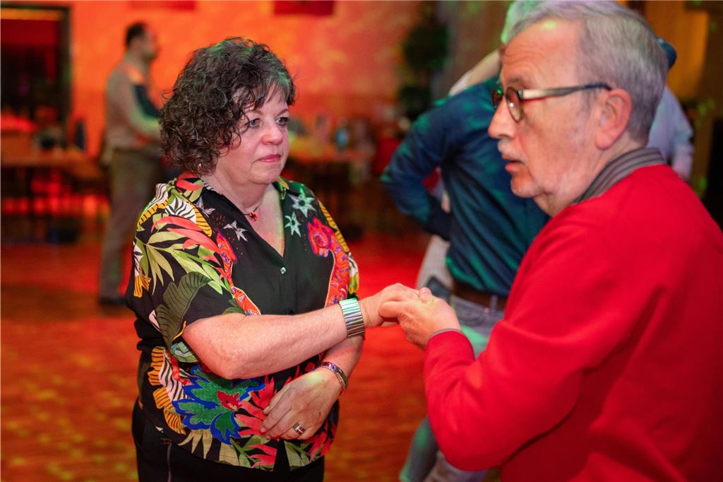 Ein Tanzpaar tanzt auf der Tanzfläche bei der Tanzparty der Tanzschule Kochtokrax.