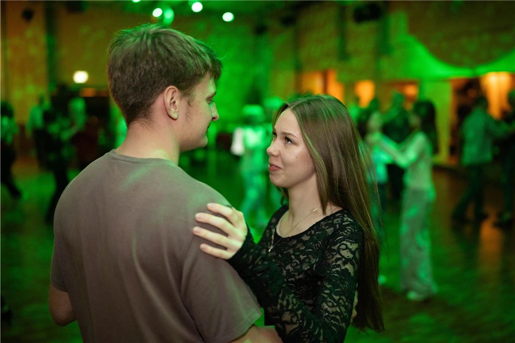 Ein Tanzpaar tanzt auf der Tanzfläche bei der Tanzparty der Tanzschule Kochtokrax.