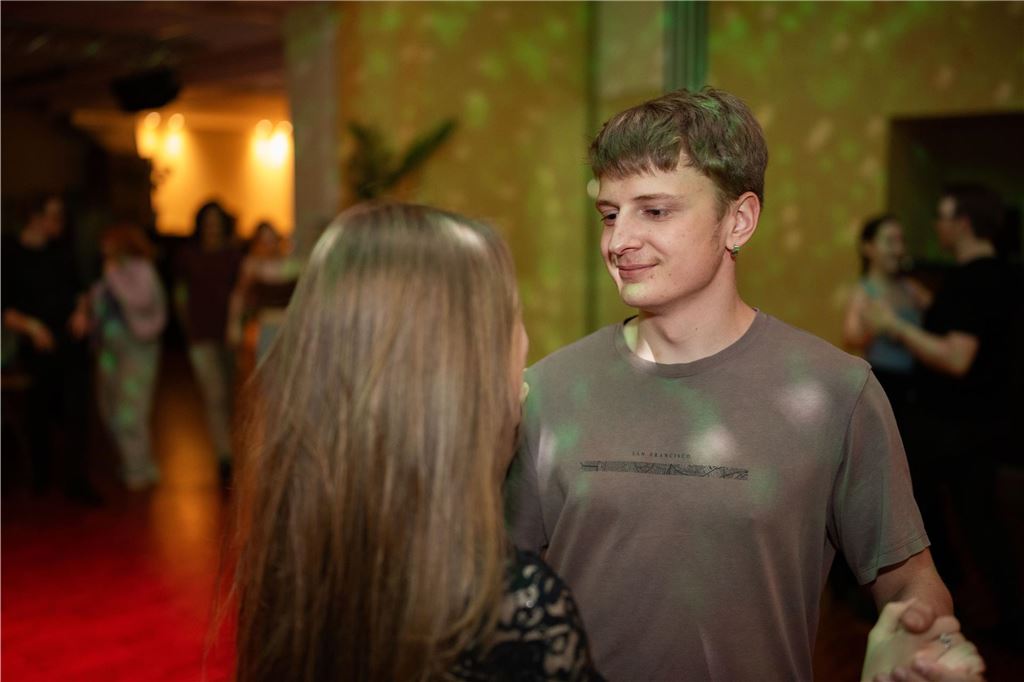 Ein Tanzpaar tanzt auf der Tanzfläche bei der Tanzparty der Tanzschule Kochtokrax.