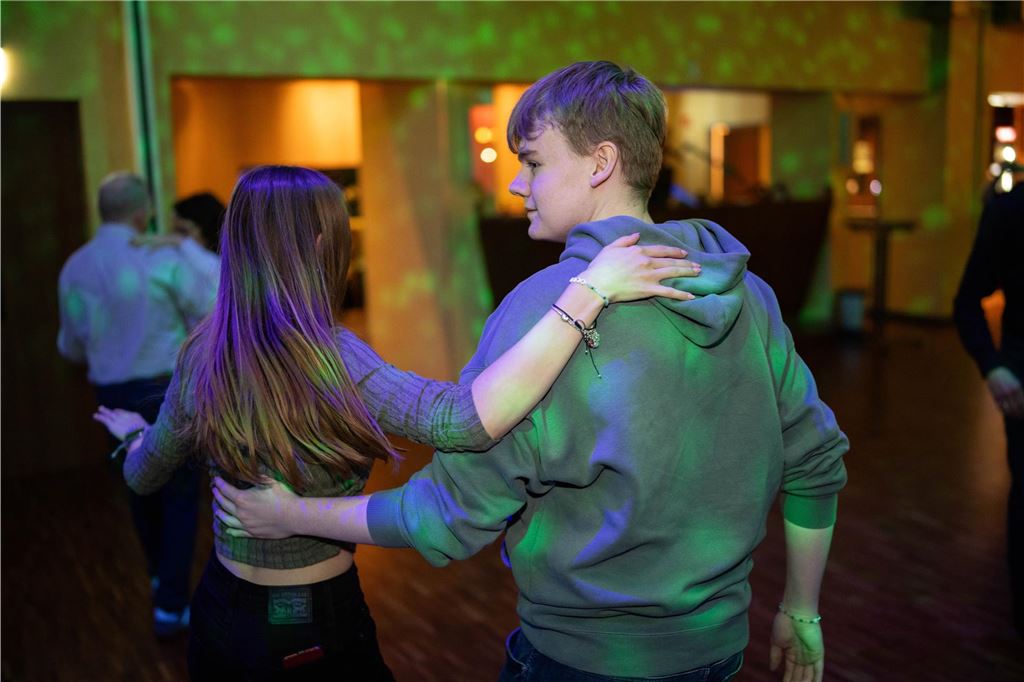 Ein Tanzpaar tanzt auf der Tanzfläche bei der Tanzparty der Tanzschule Kochtokrax.