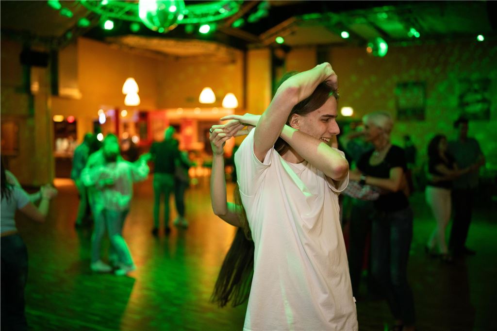 Ein Tanzpaar tanzt auf der Tanzfläche bei der Tanzparty der Tanzschule Kochtokrax.