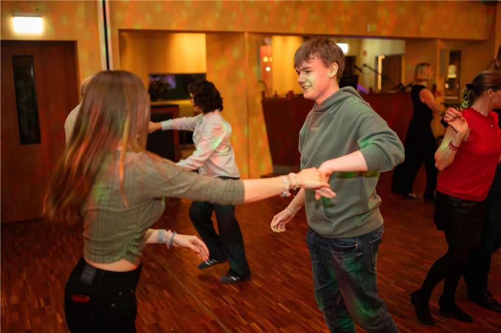 Ein Tanzpaar tanzt auf der Tanzfläche bei der Tanzparty der Tanzschule Kochtokrax.