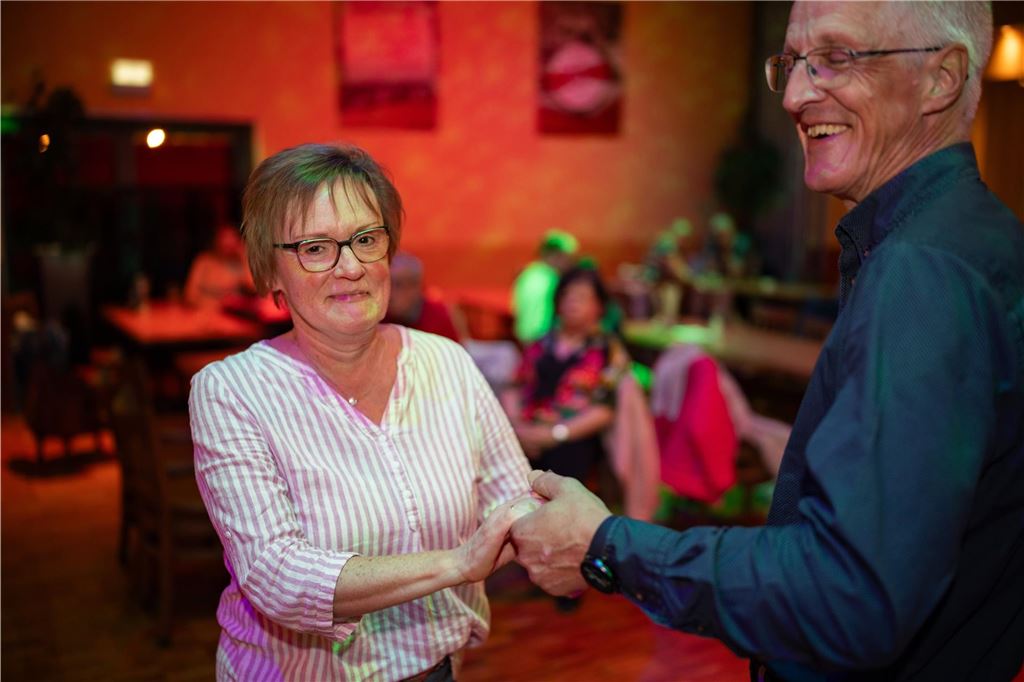 Ein Tanzpaar tanzt auf der Tanzfläche bei der Tanzparty der Tanzschule Kochtokrax.