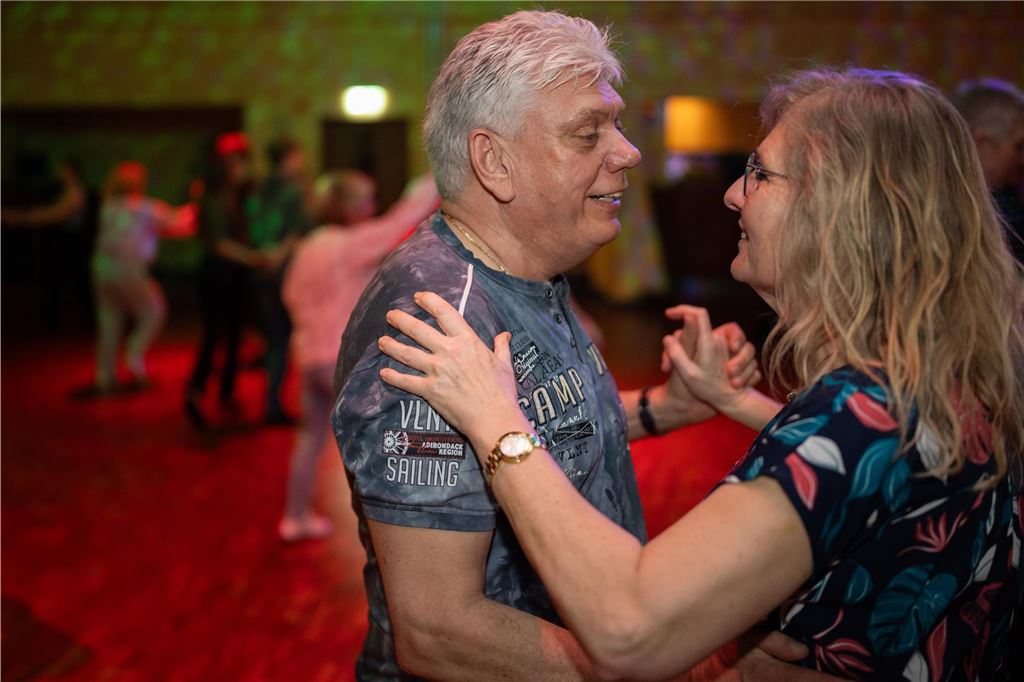 Ein Tanzpaar tanzt auf der Tanzfläche bei der Tanzparty der Tanzschule Kochtokrax.