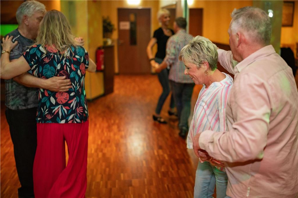 Ein Tanzpaar tanzt auf der Tanzfläche bei der Tanzparty der Tanzschule Kochtokrax.