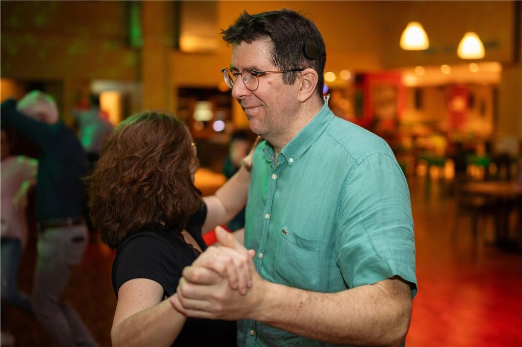 Ein Tanzpaar tanzt auf der Tanzfläche bei der Tanzparty der Tanzschule Kochtokrax.