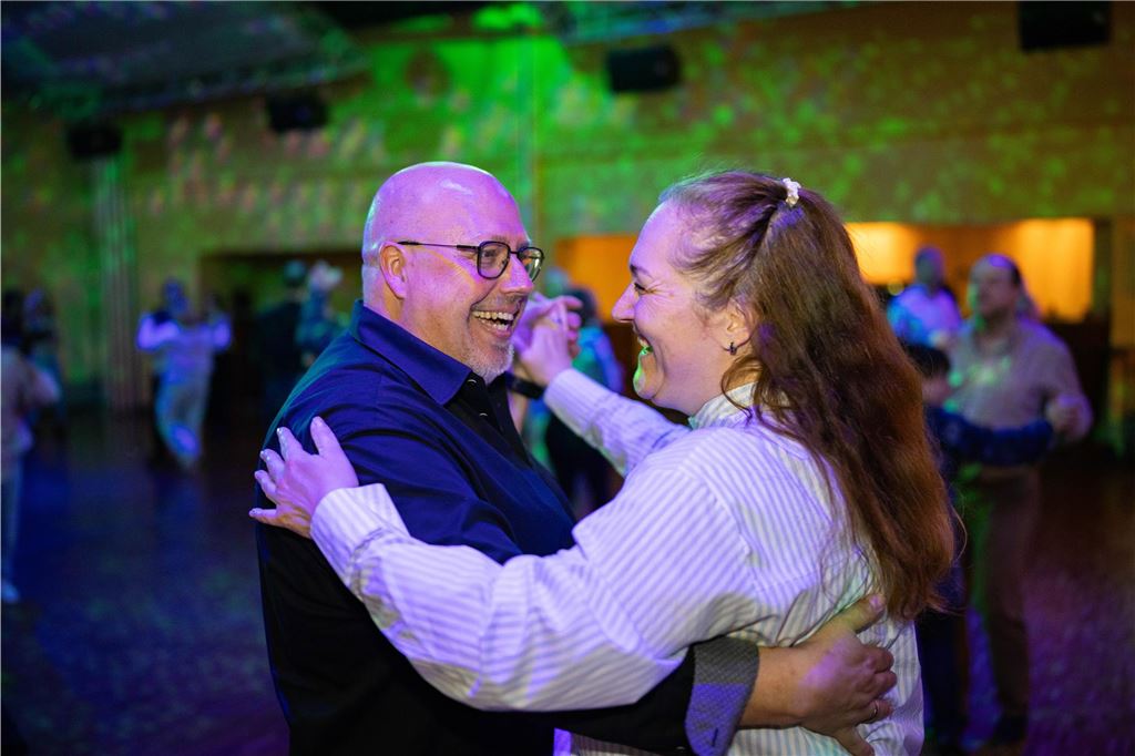 Ein Tanzpaar tanzt auf der Tanzfläche bei der Tanzparty der Tanzschule Kochtokrax.