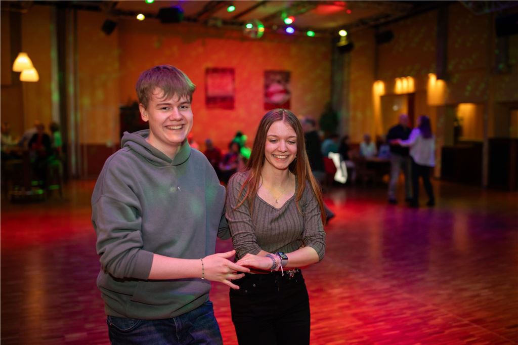 Ein Tanzpaar tanzt auf der Tanzfläche bei der Tanzparty der Tanzschule Kochtokrax.