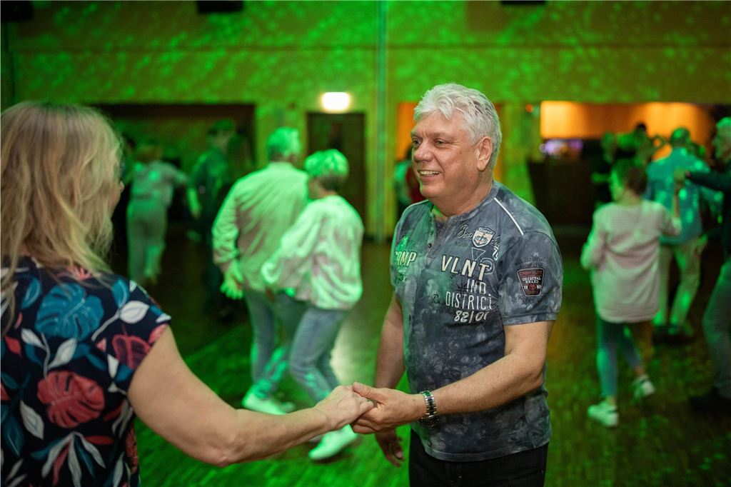 Ein Tanzpaar tanzt auf der Tanzfläche bei der Tanzparty der Tanzschule Kochtokrax.