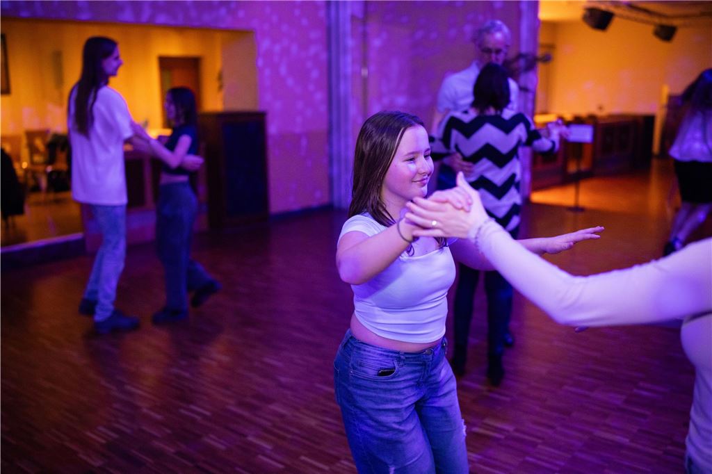 Ein Tanzpaar tanzt auf der Tanzfläche bei der Tanzparty der Tanzschule Kochtokrax.