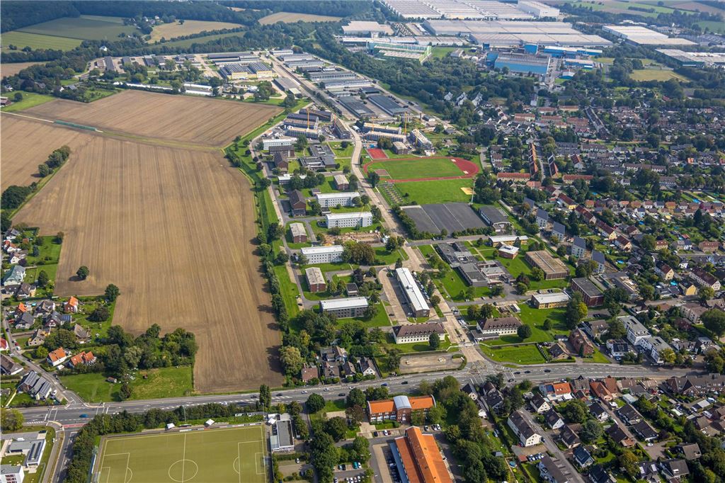 Die Glückauf-Kaserne Unna reicht von der Kamener Straße bis zum Schattweg. Auch das Sportgelände des Königsborner SV ist zu sehen und befindet sich unten links.