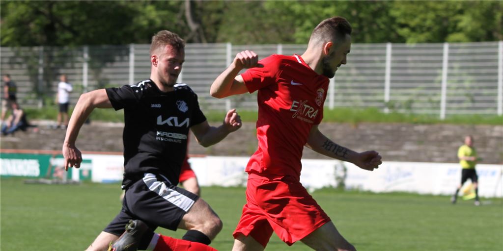 Pflichtaufgabe für den Lüner SV? „Wir wollen auf jeden Fall unsere weiße Weste wahren“ In der vergangenen Saison gewannen Nico Berghorst (r.) und der Lüner SV das Heimspiel gegen den TuS Sinsen deutlich mit 4:0.
