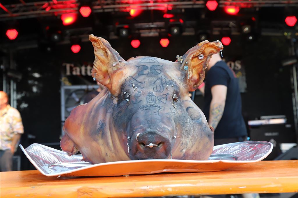 Tattoo-Party in Unna rückt näher: Das ist das Programm In diesem Jahr gibt es weder Spanferkel noch Schweinekopf. Eine Versteigerung mit einem tätowierten Andenken soll es trotzdem geben.
