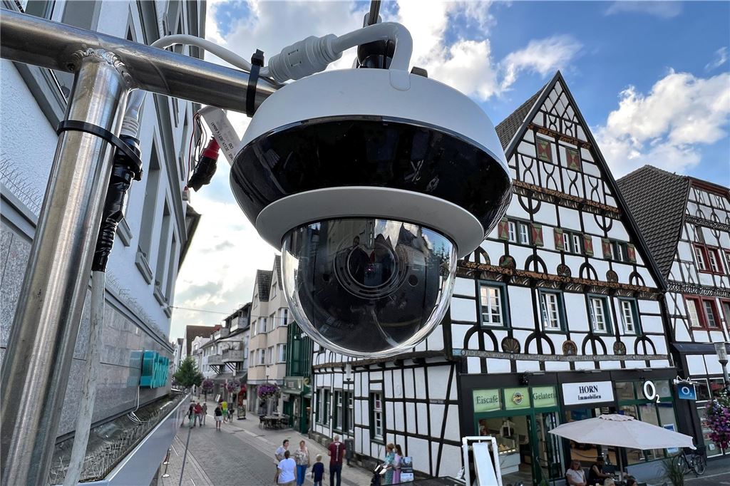 Sicherheit durch Überwachung: Kameras bei Festa Italiana und Stadtfest Eine Videokamera hängt an einem Mast über dem Marktplatz in Unna.