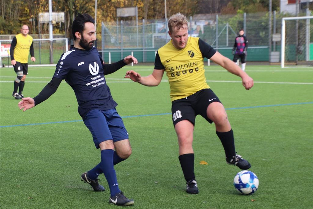 FC Bönen steht kurz vor dem Aufstieg in die Kreisliga B Spieler des FC Bönen und SV Langschede II im Zweikampf.